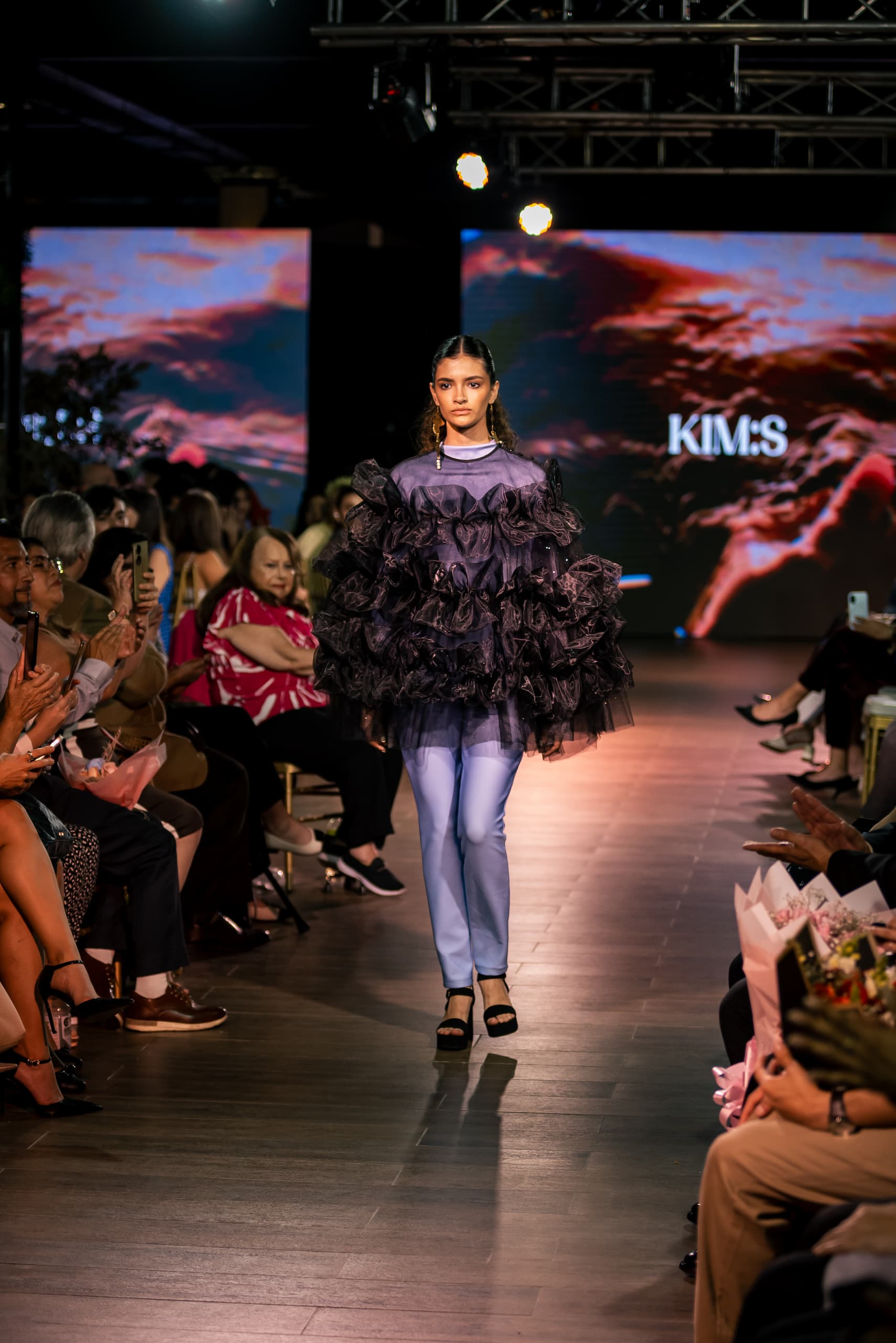 Modelo de alta costura posando con una expresión fuerte y artística